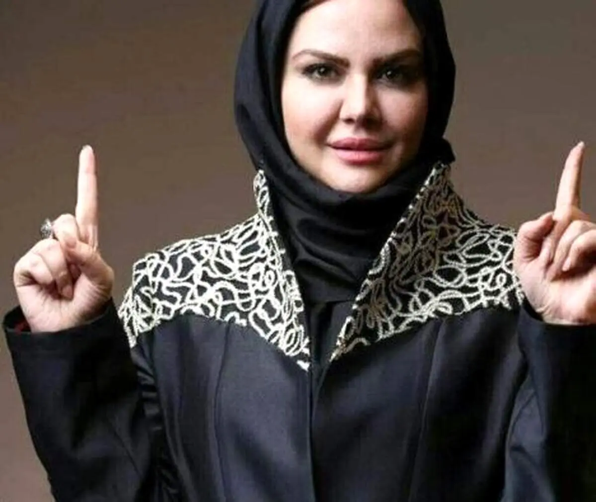 ویدیو| کشف حجاب جنجالی خانم مجری به همراه آواز خوانی!