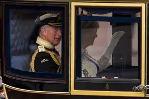 واکنش پادشاه بریتانیا به بازداشت برادرش