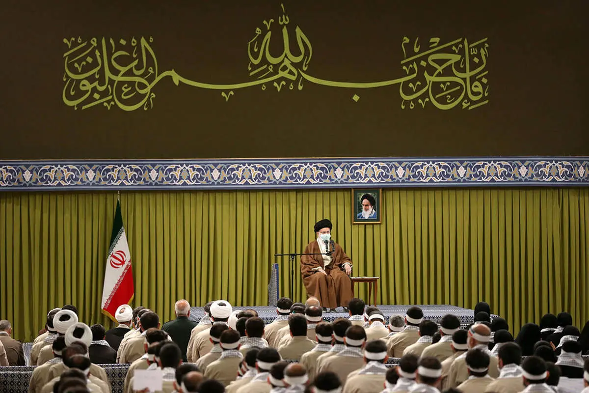دیوار نوشتی که در دیدار با رهبری جلب توجه کرد+ببینید