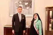 یک زن در کابینه حسن روحانی نشان خورشید تابان از امپراطوری ژاپن گرفت + ببینید  