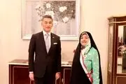 یک زن در کابینه حسن روحانی نشان خورشید تابان از امپراطوری ژاپن گرفت + ببینید  
