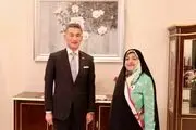 یک زن در کابینه حسن روحانی نشان خورشید تابان از امپراطوری ژاپن گرفت + ببینید  