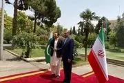هدیه وزیر امور خارجه ایران به همتای پاکستانی خود+فیلم