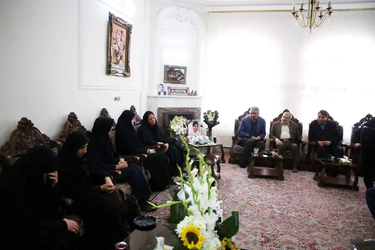 زهرا پزشکیان در منزل خانواده جانباختگان حادثه کرمان حضور یافت