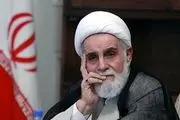 ناظق نوری با لباس متفاوت بر سر مزار استاد شجریان/ ببینید 