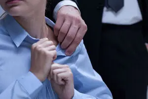نقشه پلید زن و شوهر جوان برای تجاوز به دختر پرستار در ویلا/ نیمه شب مرد به سراغم آمد