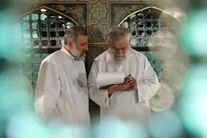 رهبر انقلاب بر پیکر رئیس جمهور شهید و همراهانش نماز اقامه می‌کنند