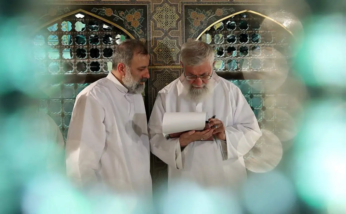 رهبر انقلاب بر پیکر رئیس جمهور شهید و همراهانش نماز اقامه میکنند