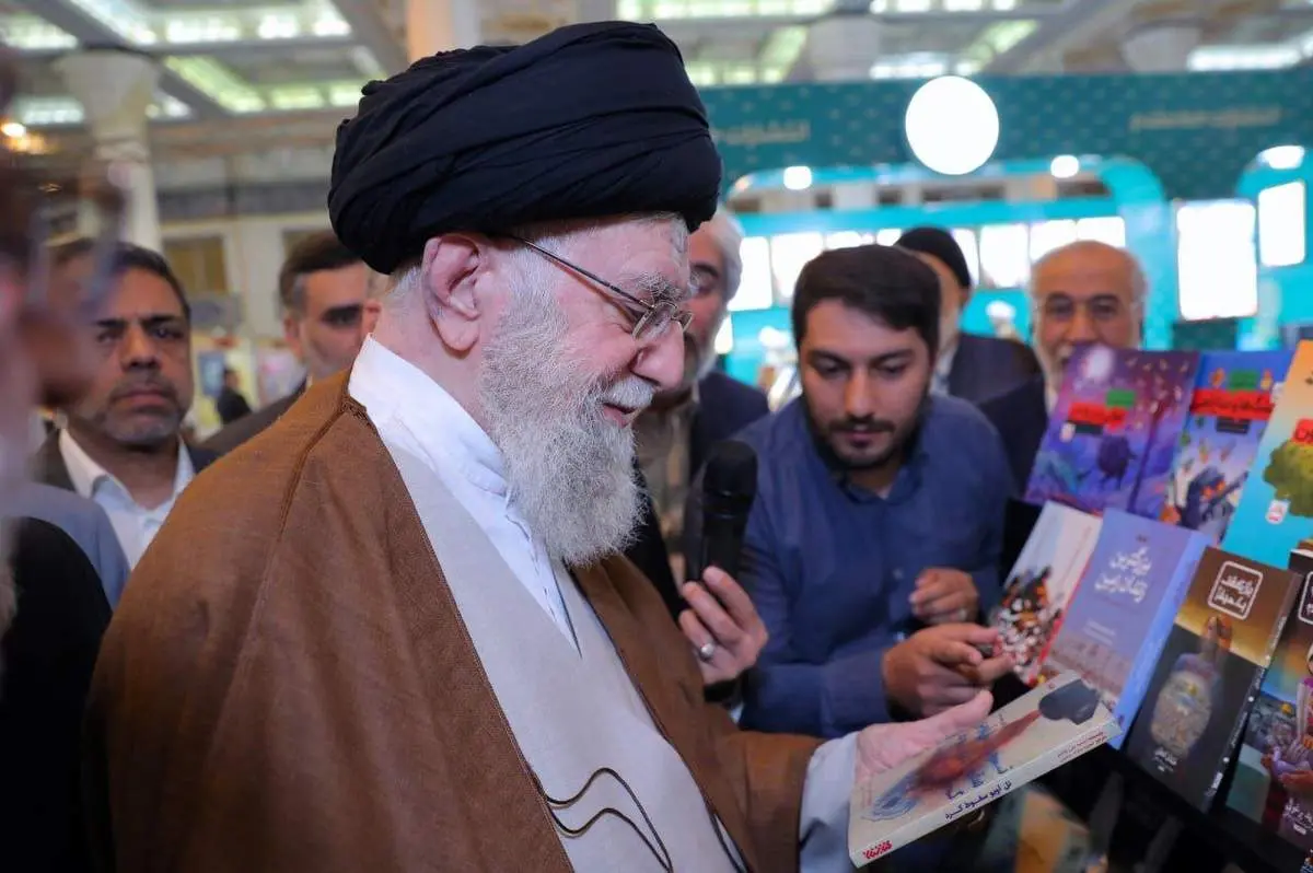 یک کتاب با عنوان جالب و معنادار که در دستان رهبری رویت شد + عکس