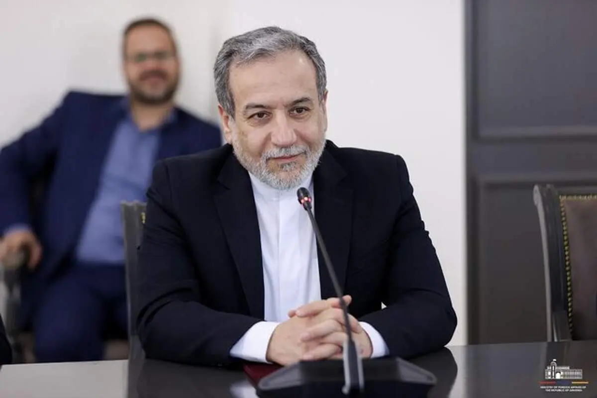 گفتگوی عراقچی با گردشگران ایرانی در ایروان