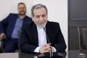 گفتگوی عراقچی با گردشگران ایرانی در ایروان