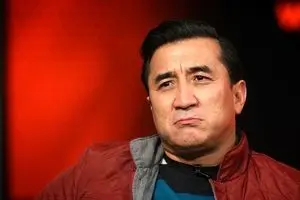 بی ادبی خداداد عزیزی تمامی ندارد!/ فحش رکیک جلوی دوربین/ ببینید