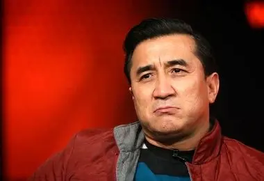 بی ادبی خداداد عزیزی تمامی ندارد!/ فحش رکیک جلوی دوربین/ ببینید