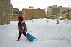 برف نیم متری مدارس این شهر را تعطیل کرد