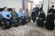 حضور امیر واحدی در منزل شهدای خلبان آشیانه جمهوری اسلامی