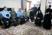 حضور امیر واحدی در منزل شهدای خلبان آشیانه جمهوری اسلامی