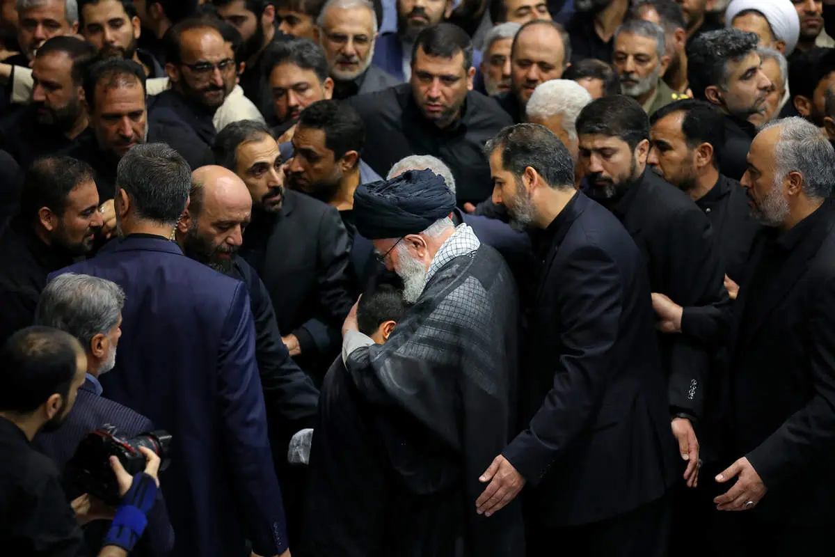 لحظاتی احساسی از صحبتهای رهبر انقلاب با خانواده شهید رئیسی/ فیلم