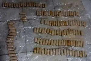 جاساز عجیب ۱۴ بسته هروئین در بدن مسافر