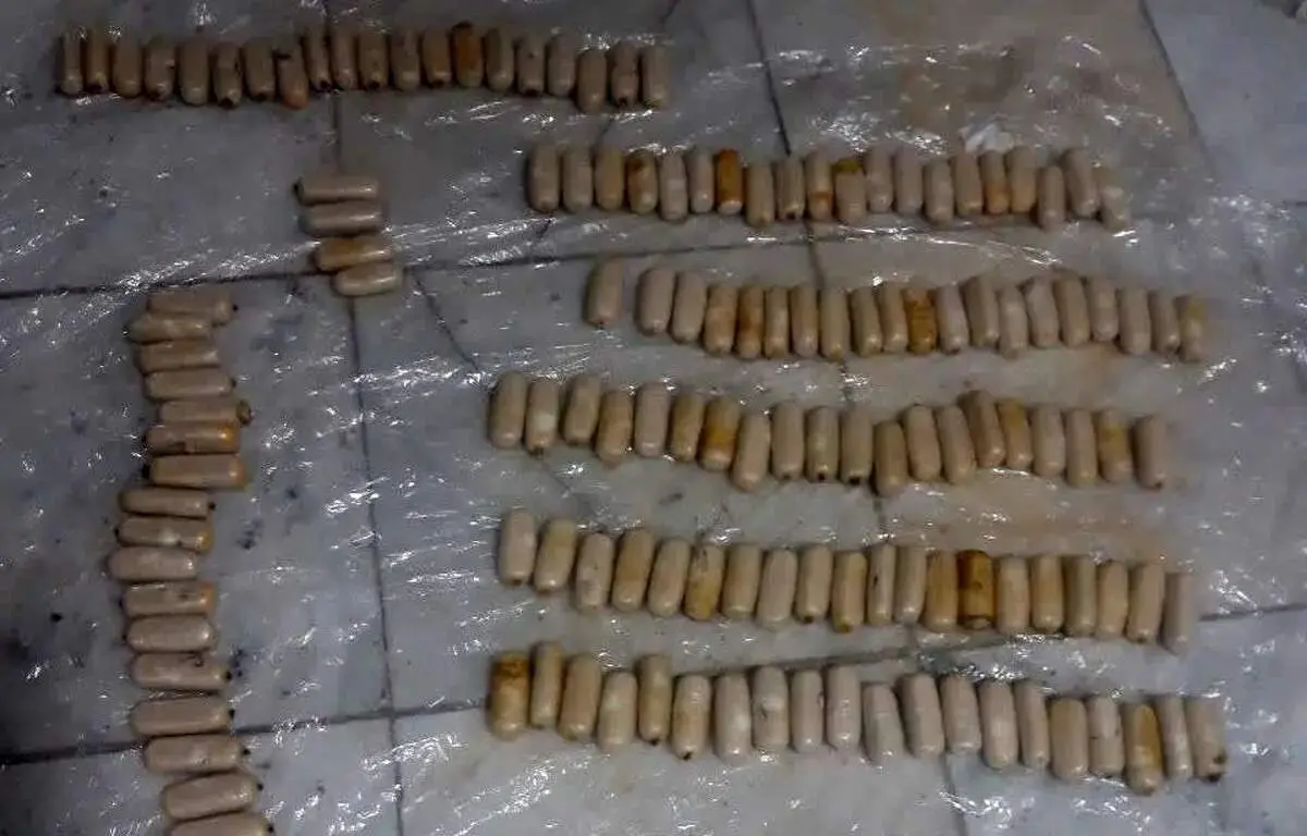 جاساز عجیب ۱۴ بسته هروئین در بدن مسافر