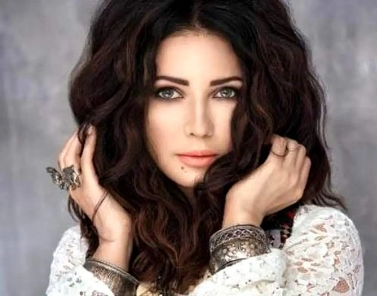 زیبایی عجیب یک زن در فرودگاه جنجال به پا کرد! + عکس