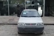 حرکت احمقانه یک پراید در خیابان/ آویزان شدن از در خودرو!+فیلم