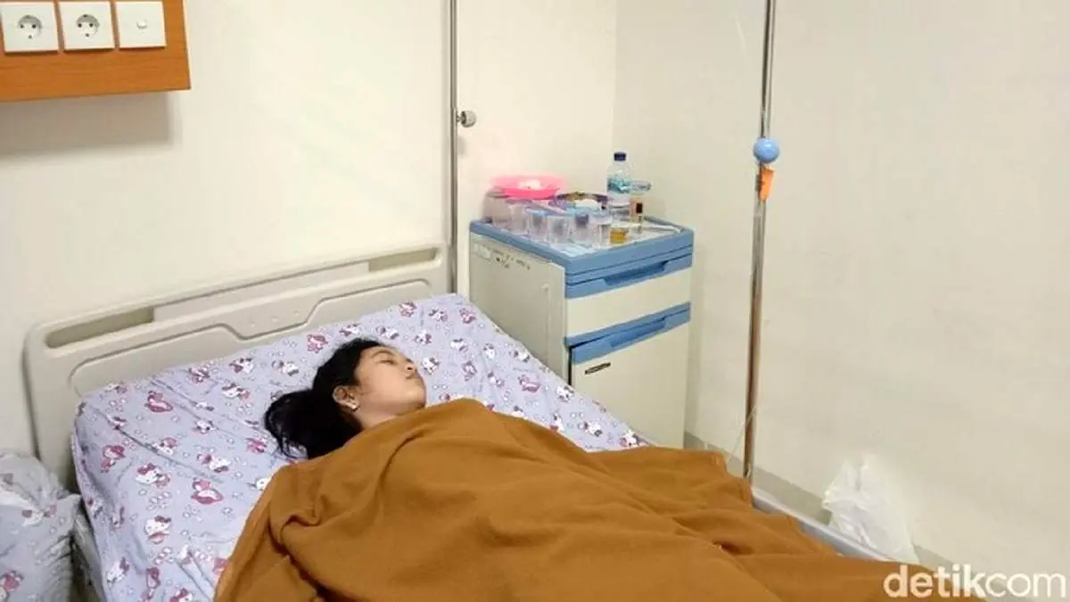 دختر جوانی که به سندرم زیبای خفته مبتلاست
