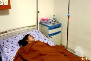 دختر جوانی که به سندرم زیبای خفته مبتلاست