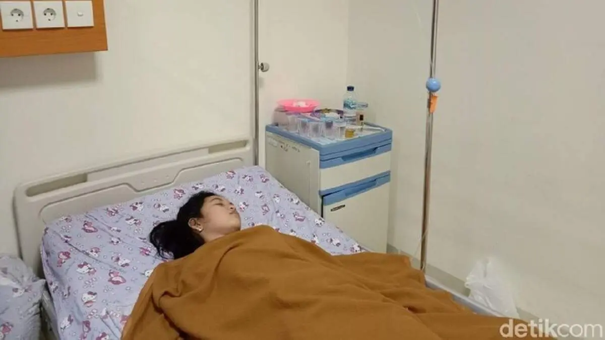 دختر جوانی که به سندرم زیبای خفته مبتلاست
