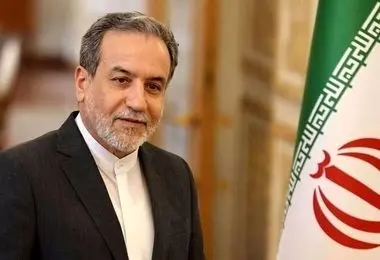 بازتاب تلاش عراقچی برای بوسیدن دست استادش در رسانه‌های عربی + ببینید 