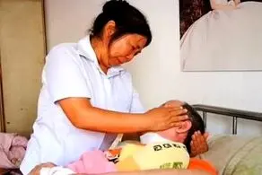 غذا دادن 4ساله زن با دهان به شوهر بیمارش + عکس