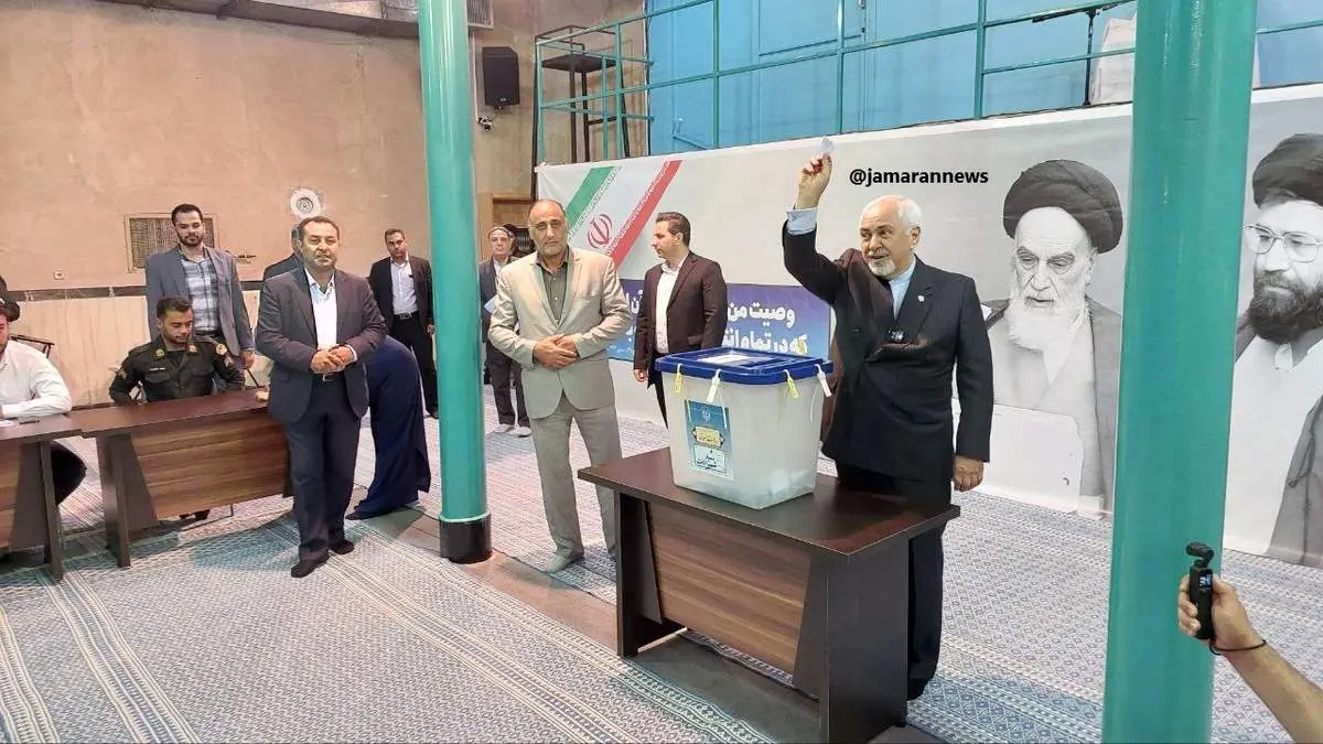  ظریف و همسرش در حسینیه جماران موقع رای دادن/ فیلم و عکس