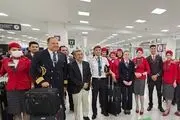 عکس یادگاری احمدی نژاد با زنان بی حجاب در فرودگاه مکزیکوسیتی + ببینید 