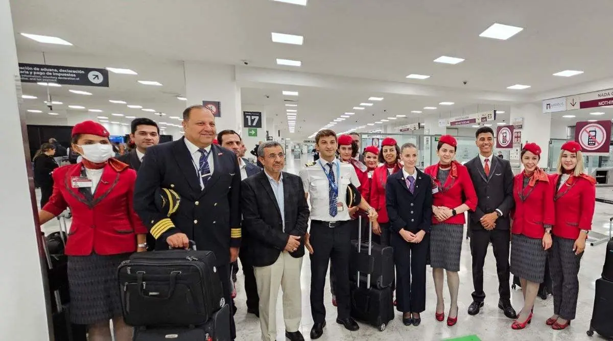 عکس یادگاری احمدی نژاد با زنان بی حجاب در فرودگاه مکزیکوسیتی + ببینید 