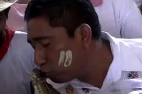 بوسه و ازدواج این آقای مسئول با این عروس زشت و ترسناک!+عکس