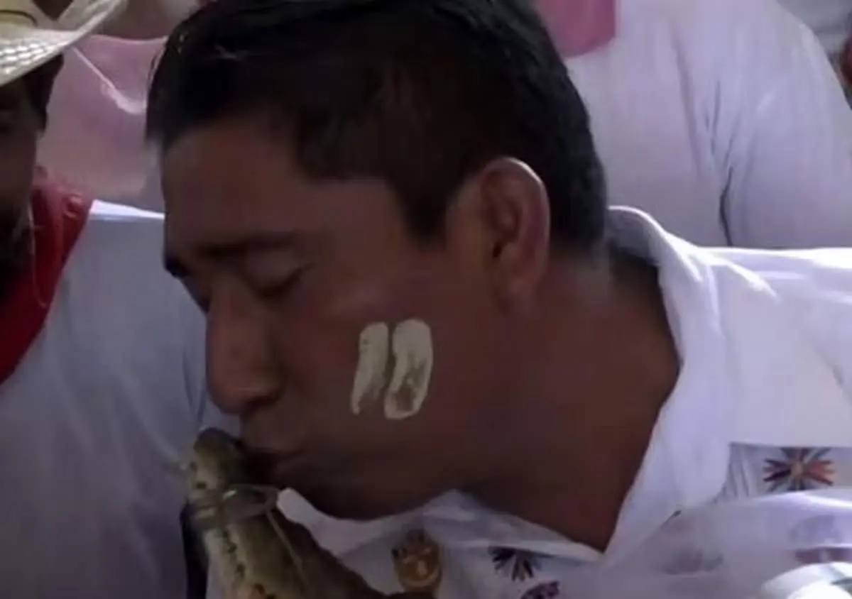 بوسه و ازدواج این آقای مسئول با این عروس زشت و ترسناک!+عکس
