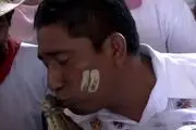بوسه و ازدواج این آقای مسئول با این عروس زشت و ترسناک!+عکس