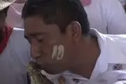 بوسه و ازدواج این آقای مسئول با این عروس زشت و ترسناک!+عکس