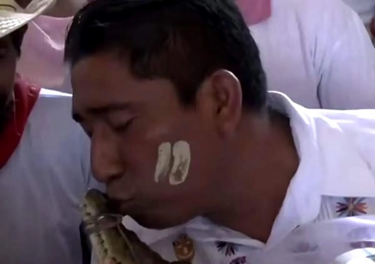 بوسه و ازدواج این آقای مسئول با این عروس زشت و ترسناک!+عکس
