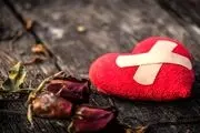 این زن 100 ساله هر روز در خیابانها با لباس عروس به دنبال عشقش می گردد+ عکس