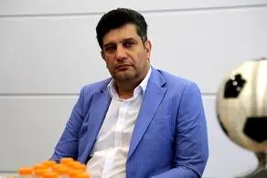 هواداران استقلال شاکی شدند| معترضان جلوی خودروی سمیعی را گرفتند 