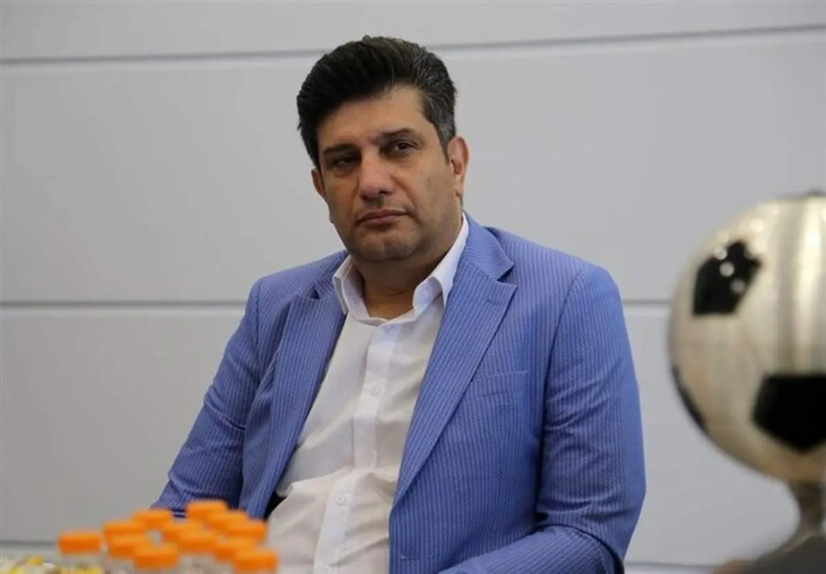 هواداران استقلال شاکی شدند| معترضان جلوی خودروی سمیعی را گرفتند