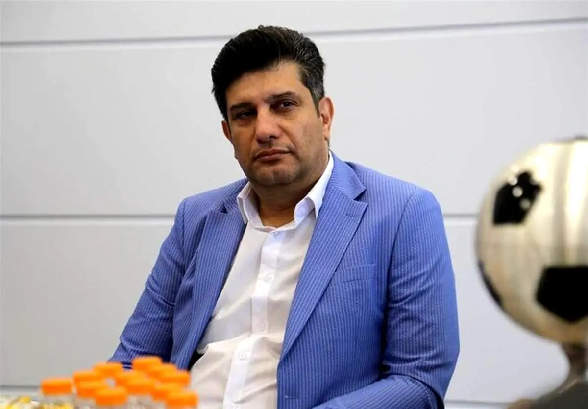 هواداران استقلال شاکی شدند| معترضان جلوی خودروی سمیعی را گرفتند 