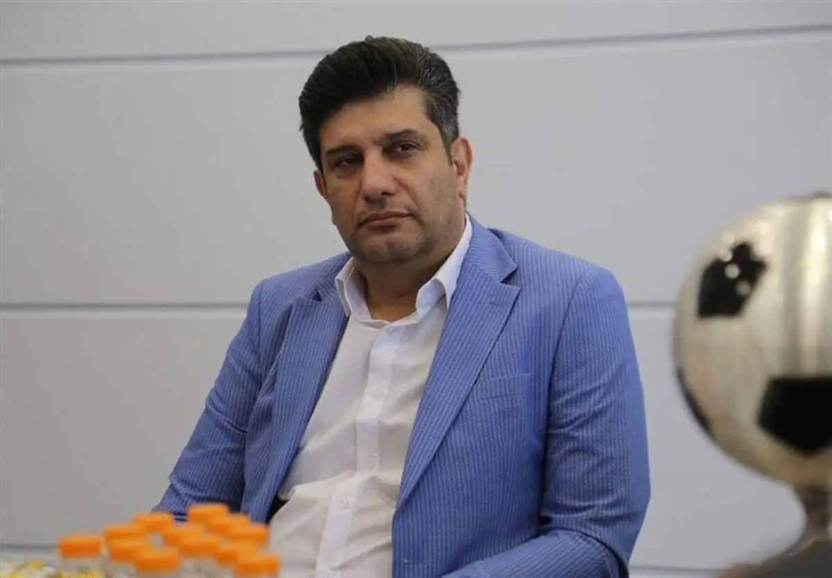 هواداران استقلال شاکی شدند| معترضان جلوی خودروی سمیعی را گرفتند 