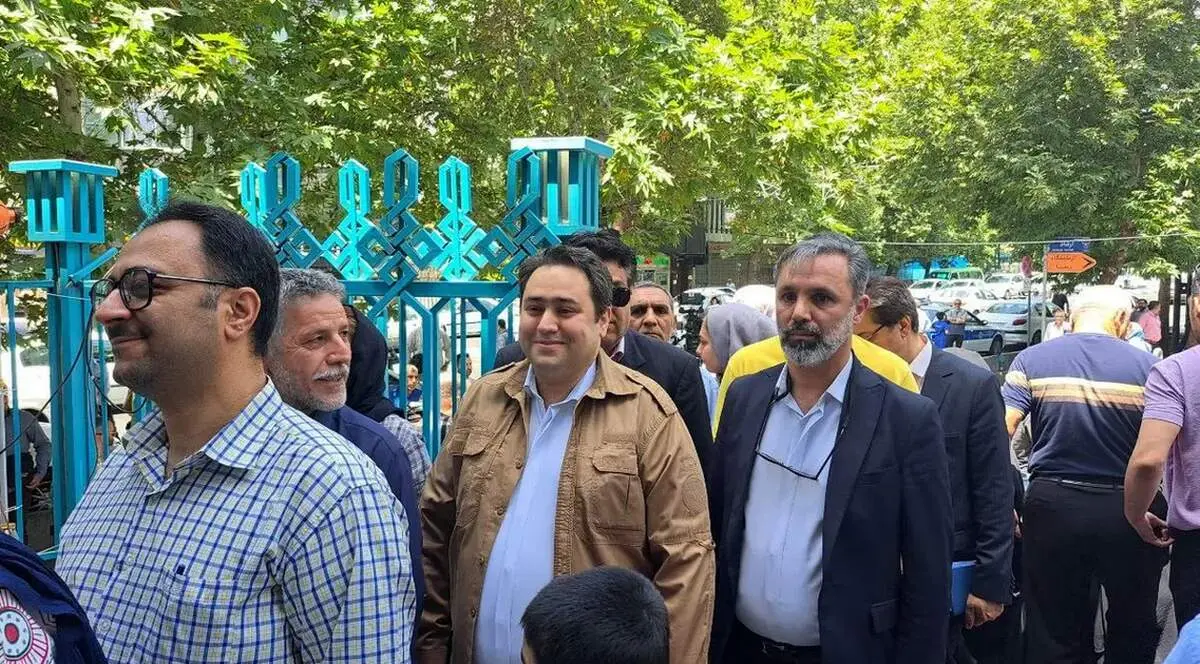 داماد حسن روحانی در صف رای + عکس 
