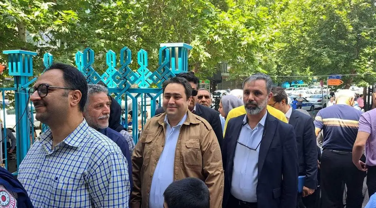 داماد حسن روحانی در صف رای + عکس