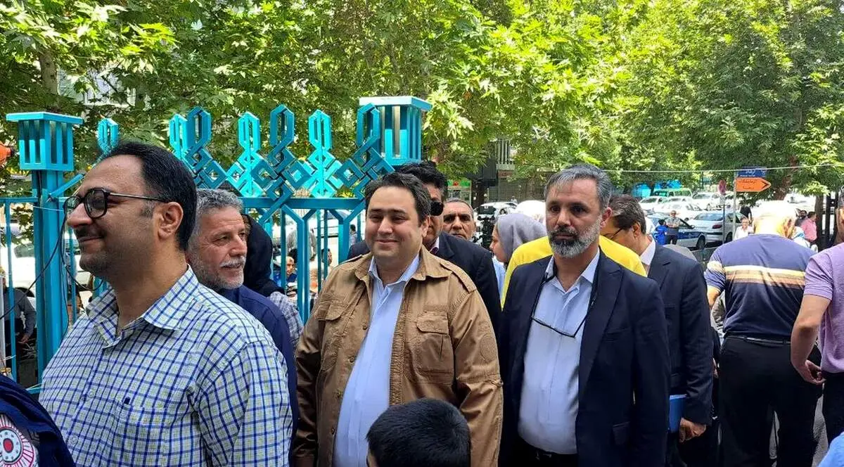 داماد حسن روحانی در صف رای + عکس 