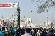 اجرای عملیات فرود توسط چتربازان نمونه نیروهای مسلح بر فراز میدان آزادی تهران 