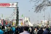 اجرای عملیات فرود توسط چتربازان نمونه نیروهای مسلح بر فراز میدان آزادی تهران 