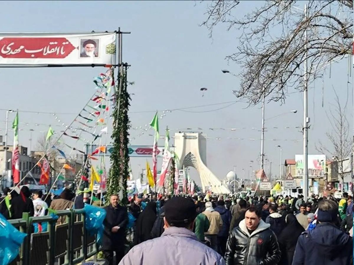 اجرای عملیات فرود توسط چتربازان نمونه نیروهای مسلح بر فراز میدان آزادی تهران 