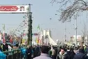 اجرای عملیات فرود توسط چتربازان نمونه نیروهای مسلح بر فراز میدان آزادی تهران 